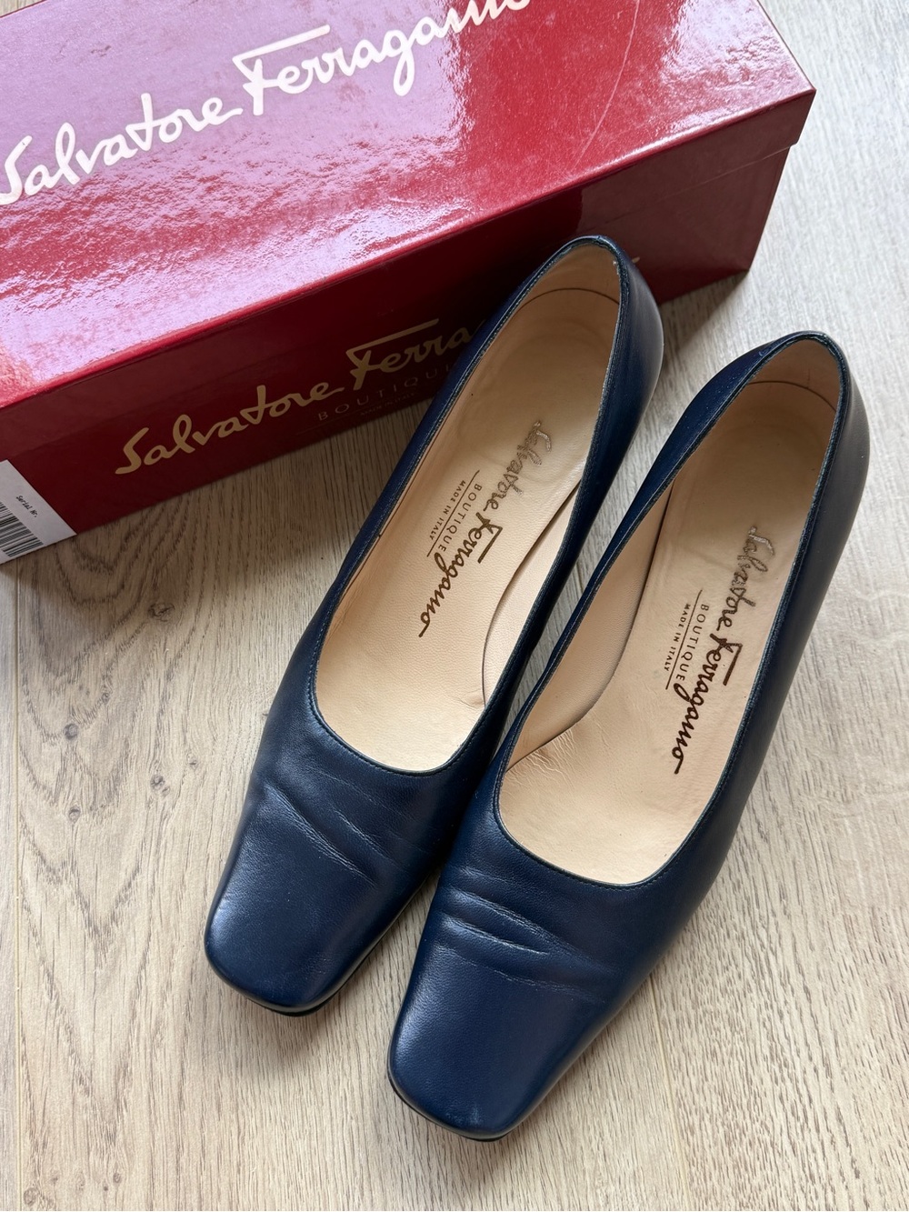 Salvatore Ferragamo Boutique Navy Leather Women’s Pumps vintage size 7AA